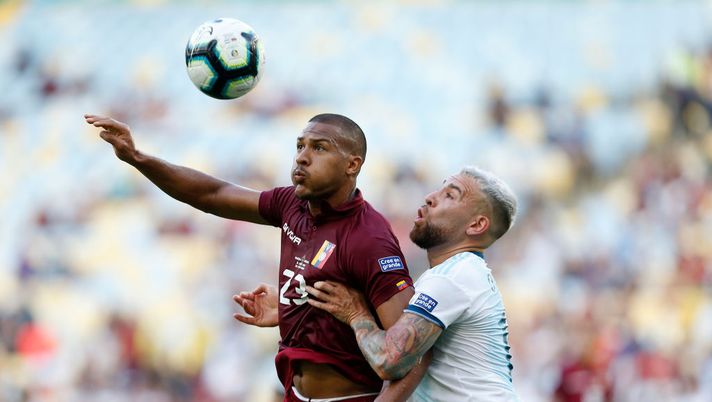 RIO DE JANEIRO, BRAZIL - JUNE 28: Salomon Rondon of Venezuela heads the ball against Nicolas Otamendi of Argentina during the Copa America Brazil 2019 quarterfinal match between Argentina and Venezuela at Maracana Stadium on June 28, 2019 in Rio de Janeiro, Brazil. (Photo by Wagner Meier/Getty Images) RIO DE JANEIRO, BRAZIL - JUNE 28: Salomon Rondon of Venezuela heads the ball against Nicolas Otamendi of Argentina during the Copa America Brazil 2019 quarterfinal match between Argentina and Venezuela at Maracana Stadium on June 28, 2019 in Rio de Janeiro, Brazil. (Photo by Wagner Meier/Getty Images)