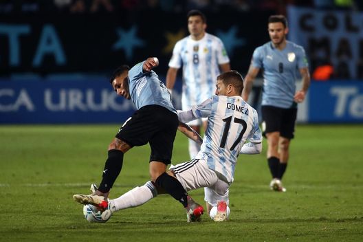 MONTEVIDEO, URUGUAY - NOVEMBER 12: Lucas Torreira of Uruguay fights for the ball with Alejandro Gómez of Argentina during a match between Uruguay and Argentina as part of FIFA World Cup Qatar 2022 Qualifiers at Campeón del Siglo Stadium on November 12, 2021 in Montevideo, Uruguay. (Photo by Ernesto Ryan/Getty Images) MONTEVIDEO, URUGUAY - NOVEMBER 12: Lucas Torreira of Uruguay fights for the ball with Alejandro Gómez of Argentina during a match between Uruguay and Argentina as part of FIFA World Cup Qatar 2022 Qualifiers at Campeón del Siglo Stadium on November 12, 2021 in Montevideo, Uruguay. (Photo by Ernesto Ryan/Getty Images)