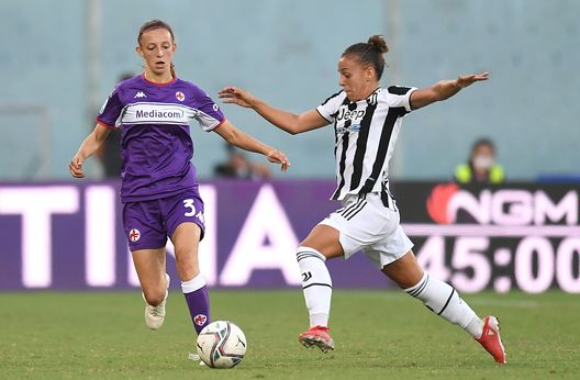 FLORENCE, ITALY - SEPTEMBER 05: Lisa Boattin of Juventus women competes for the ball with Martina Zanoli of ACF Fiorentina women during the Women Serie A match between ACF Fiorentina and Juventus at Artemio Franchi on September 05, 2021 in Florence, Italy. (Photo by Alessandro Sabattini/Getty Images) FLORENCE, ITALY - SEPTEMBER 05: Lisa Boattin of Juventus women competes for the ball with Martina Zanoli of ACF Fiorentina women during the Women Serie A match between ACF Fiorentina and Juventus at Artemio Franchi on September 05, 2021 in Florence, Italy. (Photo by Alessandro Sabattini/Getty Images)