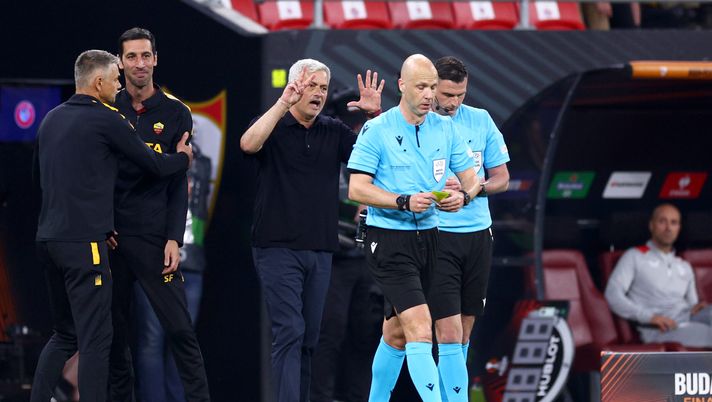 BUDAPEST, HUNGARY - MAY 31: Jose Mourinho, Head Coach of AS Roma, reacts after Salvatore Foti, Assistant Coach of AS Roma, receives a yellow card from Referee Anthony Taylor during the UEFA Europa League 2022/23 final match between Sevilla FC and AS Roma at Puskas Arena on May 31, 2023 in Budapest, Hungary. (Photo by Clive Rose/Getty Images) Mourinho e gli insulti a Taylor: la Uefa apre un’indagine - immagine 1