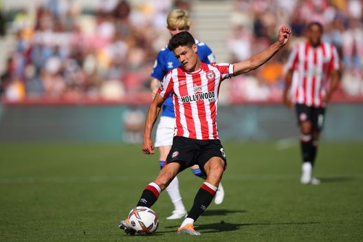 BRENTFORD, ENGLAND - AUGUST 27: Christian Norgaard of Brentford during the Premier League match between Brentford FC and Everton FC at Brentford Community Stadium on August 27, 2022 in Brentford, United Kingdom. (Photo by Marc Atkins/Getty Images) Corvino: “Norgaard non valorizzato a Firenze. Fa rabbia vederlo al Mondiale”- immagine 2