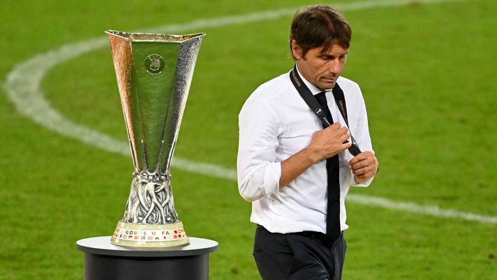 COLOGNE, GERMANY - AUGUST 21: Antonio Conte, Manager of Inter Milan walks past the UEFA Europa League Trophy following the UEFA Europa League Final between Seville and FC Internazionale at RheinEnergieStadion on August 21, 2020 in Cologne, Germany. (Photo by Ina Fassbender/Pool via Getty Images) 