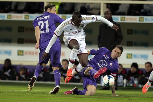  26 marzo 2014, Fiorentina-Milan 0-2: Mario Balotelli in mezzo ai difensori viola (credits: GETTY Images) 