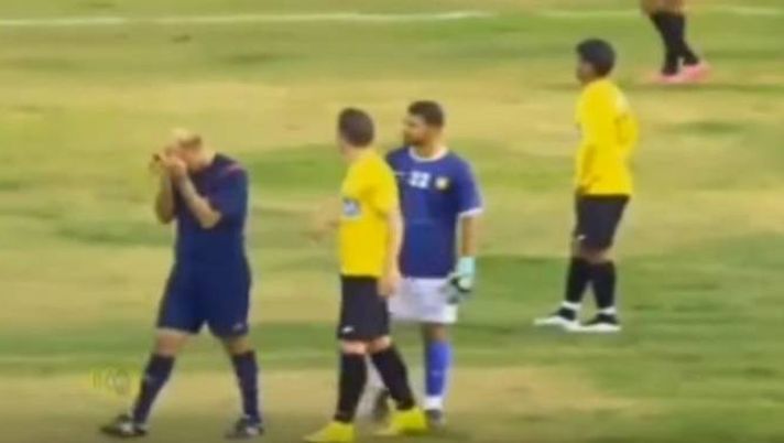 Video: Tunisia, arbitro scoppia a piangere durante una partita 