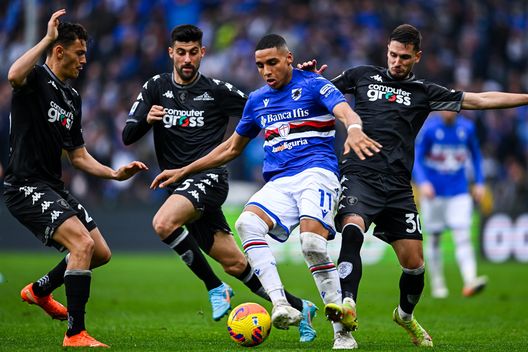 GENOA, ITALY - FEBRUARY 19: Abdelhamid Sabiri of Sampdoria (2nd from R) in action against Kristjan Asllani, Marco Benassi and Petar Stojanovic of Empoli during the Serie A match between UC Sampdoria and Empoli FC at Stadio Luigi Ferraris on February 19, 2022 in Genoa, Italy. (Photo by Getty Images) Benassi: “Voglio rimanere alla Fiorentina. Farò il ritiro, poi vedremo”- immagine 2