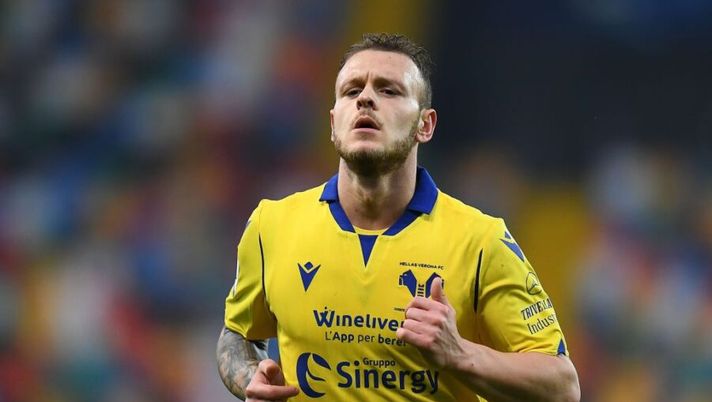 UDINE, ITALY - FEBRUARY 07: Federico Dimarco of Hellas Verona looks on during the Serie A match between Udinese Calcio and Hellas Verona FC at Dacia Arena on February 07, 2021 in Udine, Italy. (Photo by Alessandro Sabattini/Getty Images) Dimarco, l’Inter è a rischio perché il controriscatto non c’è: la cifra per il Verona - immagine 1