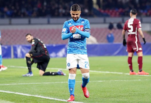  NAPLES, ITALY - FEBRUARY 17: Lorenzo Insigne of SSC Napoli stands disappointed during the Serie A match between SSC Napoli and Torino FC at Stadio San Paolo on February 17, 2019 in Naples, Italy. (Photo by Francesco Pecoraro/Getty Images) 