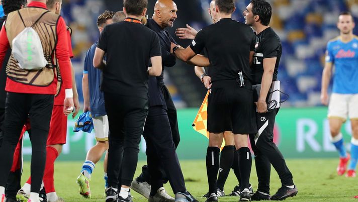 NAPLES, ITALY - SEPTEMBER 30: Luciano Spalletti SSC Napoli coach argues with a Spartak Moskva staff member after the UEFA Europa League group C match between SSC Napoli and Spartak Moskva at Stadio Diego Armando Maradona on September 30, 2021 in Naples, Italy. (Photo by Francesco Pecoraro/Getty Images) NAPLES, ITALY - SEPTEMBER 30: Luciano Spalletti SSC Napoli coach argues with a Spartak Moskva staff member after the UEFA Europa League group C match between SSC Napoli and Spartak Moskva at Stadio Diego Armando Maradona on September 30, 2021 in Naples, Italy. (Photo by Francesco Pecoraro/Getty Images)