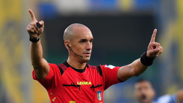 VERONA, ITALY - OCTOBER 05:Referee Michael Fabbri  gestures  during the Serie A match between Hellas Verona and UC Sampdoria at Stadio Marcantonio Bentegodi on October 5, 2019 in Verona, Italy.  (Photo by Alessandro Sabattini/Getty Images) 