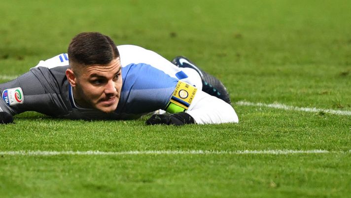 Inter Milan's Argentinian forward Mauro Icardi falls on the ground during the Italian Serie A football match Sassuolo vs Inter Milan on December 23, 2017 at Mapei stadium in Sassuolo. / AFP PHOTO / ALBERTO PIZZOLI (Photo credit should read ALBERTO PIZZOLI/AFP/Getty Images) Icardi si sfoga: “Gioco col problema al ginocchio da un anno!” - immagine 1