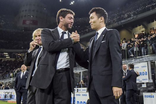 MILAN, ITALY - OCTOBER 06: Juventus's President Andrea Agnelli greets Internazionale's President Steven Zhang before the Serie A match between FC Internazionale and Juventus at Stadio Giuseppe Meazza on October 6, 2019 in Milan, Italy. (Photo by Daniele Badolato - Juventus FC/Juventus FC via Getty Images) La Juve sprofonda nel deficit, l’Inter rincorsa dalle banche: cosa succede- immagine 2