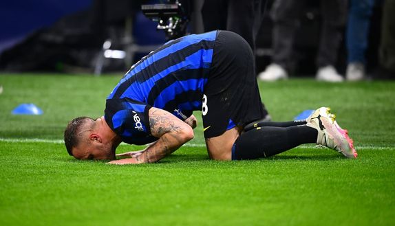 Calhanoglu applaude Arnautovic: “Nessuno sa il sangue che ci metti. Felice per te fratello”- immagine 2