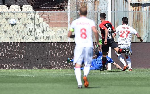 FOGGIA, ITALY - APRIL 21: Nene of Bari FC scores goal 1-1 during the serie B match between Foggia Calcio and Bari FC at Stadio Pino Zaccheria on April 21, 2018 in Foggia, Italy. (Photo by Giuseppe Bellini/Getty Images) FOGGIA, ITALY - APRIL 21: Nene of Bari FC scores goal 1-1 during the serie B match between Foggia Calcio and Bari FC at Stadio Pino Zaccheria on April 21, 2018 in Foggia, Italy. (Photo by Giuseppe Bellini/Getty Images)
