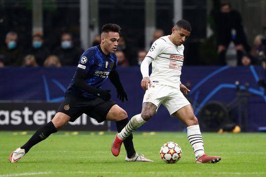MILAN, ITALY - NOVEMBER 24: Dodo of Shakhtar Donetsk battles for possession with Lautaro Martinez of FC Internazionale during the UEFA Champions League group D match between FC Internazionale and Shakhtar Donetsk at Giuseppe Meazza Stadium on November 24, 2021 in Milan, Italy. (Photo by Marco Luzzani/Getty Images) Fiorentina, tutto su Dodò: lo Shakhtar spinge per la cessione- immagine 2