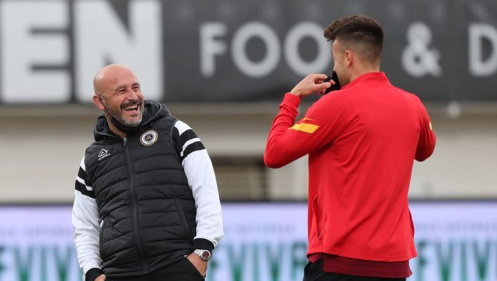 LA SPEZIA, ITALY - MAY 23: Vincenzo Italiano manager of Spezia Calcio and Stephan El Shaarawy of AS Roma during the Serie A match between Spezia Calcio and AS Roma at Stadio Alberto Picco on May 23, 2021 in La Spezia, Italy.  (Photo by Gabriele Maltinti/Getty Images) 