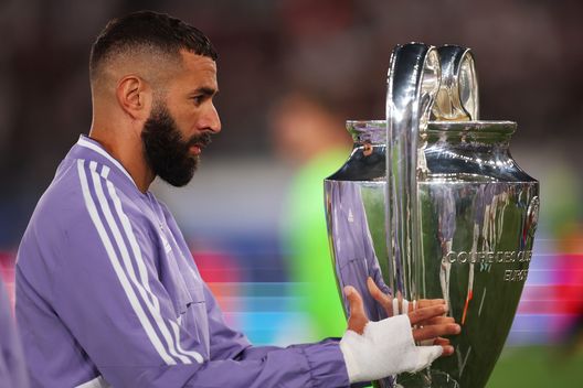 HELSINKI, FINLAND - AUGUST 10: Karim Benzema of Real Madrid carries the UEFA Champions League trophy as they walk of the tunnel prior to kick off of the UEFA Super Cup Final 2022 between Real Madrid CF and Eintracht Frankfurt at Helsinki Olympic Stadium on August 10, 2022 in Helsinki, Finland. (Photo by Alex Grimm/Getty Images ) Benzema, allarme rientrato: borsite, dieci giorni di stop e ritorno con l’Atletico- immagine 2
