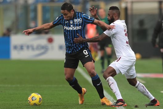  BERGAMO, ITALY - FEBRUARY 06: Luis Muriel of Atalanta B.C. is challenged by Nicolas Nkoulou of Torino FC during the Serie A match between Atalanta BC and Torino FC at Gewiss Stadium on February 06, 2021 in Bergamo, Italy. Sporting stadiums around Italy remain under strict restrictions due to the Coronavirus Pandemic as Government social distancing laws prohibit fans inside venues resulting in games being played behind closed doors. (Photo by Emilio Andreoli/Getty Images) 