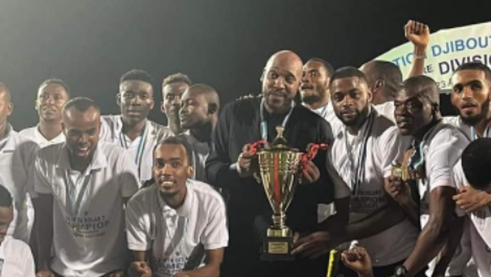 Ricordate Alex Song? L’ex di Arsenal e Barcellona ha appena vinto il secondo campionato a Gibuti Ricordate Alex Song? L’ex di Arsenal e Barcellona ha appena vinto il secondo campionato a Gibuti - immagine 1