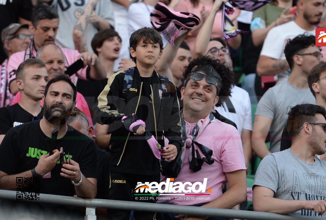 Fototifo, i tifosi allo stadio per Palermo-Feralpisaló 1-0 (gallery) - immagine 185