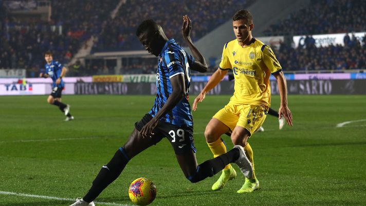 BERGAMO, ITALY - DECEMBER 07: Musa Barrow of Atalanta BC competes for the ball with Valerio Verre of Hellas Verona during the Serie A match between Atalanta BC and Hellas Verona at Gewiss Stadium on December 7, 2019 in Bergamo, Italy. (Photo by Marco Luzzani/Getty Images) BERGAMO, ITALY - DECEMBER 07: Musa Barrow of Atalanta BC competes for the ball with Valerio Verre of Hellas Verona during the Serie A match between Atalanta BC and Hellas Verona at Gewiss Stadium on December 7, 2019 in Bergamo, Italy. (Photo by Marco Luzzani/Getty Images)