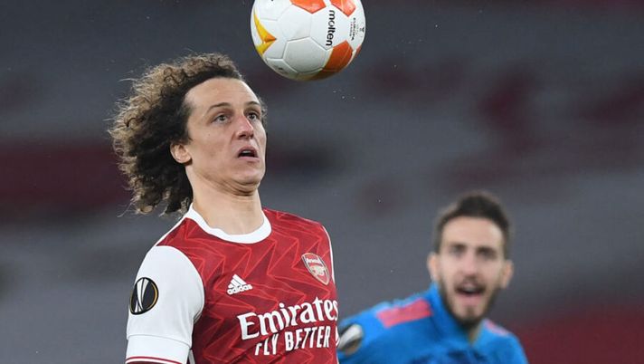 Arsenal's Brazilian defender David Luiz controls the ball during the UEFA Europa League Round of 16, 2nd leg football match between Arsenal and Olympiakos at the Emirates Stadium in London on March 18, 2021. (Photo by DANIEL LEAL-OLIVAS / AFP) (Photo by DANIEL LEAL-OLIVAS/AFP via Getty Images)  David Luiz, la Lazio ha fatto la sua scelta. Salernitana? Solo una fake news - immagine 1