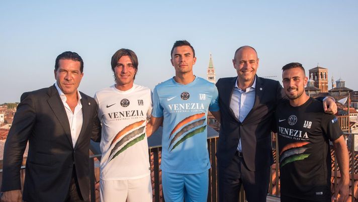 Venezia, tifosi contro Tacopina per le nuove maglie: “Sciopero del tifo da domenica prossima” Venezia, tifosi contro Tacopina per le nuove maglie: “Sciopero del tifo da domenica prossima”