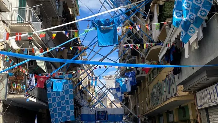 FOTO Portici si prepara per festeggiare lo scudetto del Napoli: l’iniziativa - immagine 1