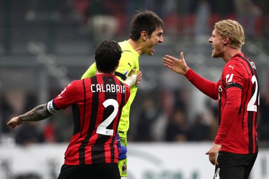 Tatarusanu con Calabria e Kjaer Tatarusanu con Calabria e Kjaer