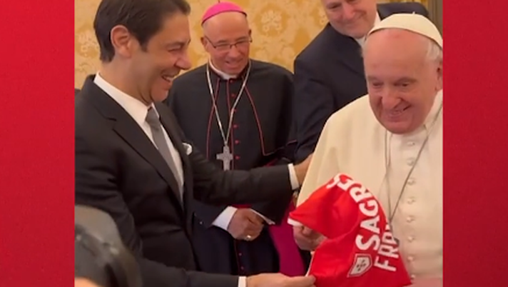 Rui Costa “ingaggia” Papa Francesco, la FOTO con la maglia del Benfica - immagine 1