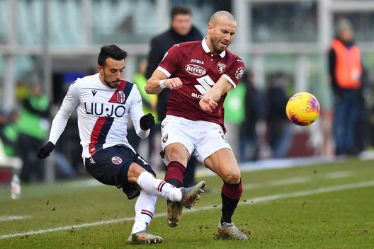  TURIN, ITALY - JANUARY 12: Lorenzo De Silvestri (R) of Torino FC clashes with Nicola Sansone of Bologna FC during the Serie A match between Torino FC and Bologna FC at Stadio Olimpico di Torino on January 12, 2020 in Turin, Italy. (Photo by Valerio Pennicino/Getty Images) 