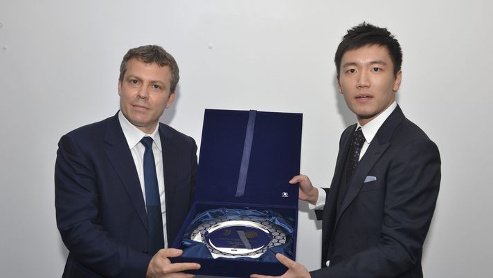ROME, ITALY - MAY 11: (L-R) Exchange of gifts between Jurist Lorenzo Casini and President of FC Internazionale Steven Zhang before the Coppa Italia Final match between Juventus and FC Internazionale at Stadio Olimpico on May 11, 2022 in Rome, Italy. (Photo by Mattia Pistoia - Inter/Inter via Getty Images) Serie A, Casini: “Calendario pubblicato con anticipo per aiutare squadre e tifosi” - immagine 1