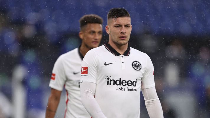 GELSENKIRCHEN, GERMANY - MAY 15: Luka Jovic of Frankfurt looks on during the Bundesliga match between FC Schalke 04 and Eintracht Frankfurt at Veltins-Arena on May 15, 2021 in Gelsenkirchen, Germany. Sporting stadiums around Germany remain under strict restrictions due to the Coronavirus Pandemic as Government social distancing laws prohibit fans inside venues resulting in games being played behind closed doors. (Photo by Lars Baron/Getty Images) Milan, la Gazzetta: “L’apertura dal Real Madrid per Jovic rossonero in prestito” - immagine 1