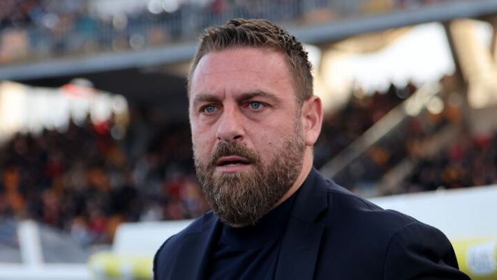 LECCE, ITALY - APRIL 01: Head coach of Roma Daniele De Rossi looks on prior the Serie A TIM match between US Lecce and AS Roma - Serie A TIM at Stadio Via del Mare on April 01, 2024 in Lecce, Italy. (Photo by Maurizio Lagana/Getty Images) De Rossi: “Ecco perché Bove e Zalewski dal 1′. Dybala ci serve sempre ma dovevamo gestirlo” - immagine 1