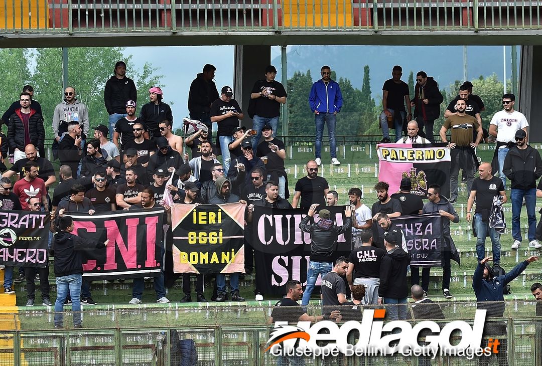  TERNI, ITALY - MAY 05:  Fans of US Città di Palermo during the serie B match between Ternana Calcio and US Citta di Palermo at Stadio Libero Liberati on May 5, 2018 in Terni, Italy.  (Photo by Giuseppe Bellini/Getty Images) 