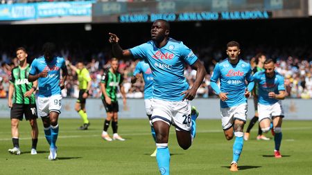 NAPLES, ITALY - APRIL 30: Kalidou Koulibaly of SSC Napoli celebrates after scoring the 1-0 goal during the Serie A match between SSC Napoli and US Sassuolo at Stadio Diego Armando Maradona on April 30, 2022 in Naples, Italy. (Photo by Francesco Pecoraro/Getty Images)