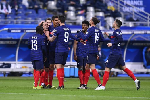  PARIS, FRANCE - MARCH 24: Antoine Griezmann of France celebrates with team mates after scoring their side's first goal during the FIFA World Cup 2022 Qatar qualifying match between France and Ukraine on March 24, 2021 in Paris, France. Sporting stadiums around France remain under strict restrictions due to the Coronavirus Pandemic as Government social distancing laws prohibit fans inside venues resulting in games being played behind closed doors. (Photo by Aurelien Meunier/Getty Images) 