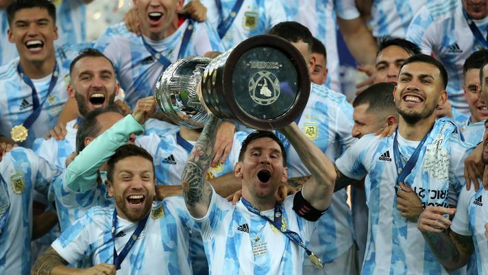 RIO DE JANEIRO, BRAZIL - JULY 10: Lionel Messi of Argentina lifts the trophy with teammates after winning the final of Copa America Brazil 2021 between Brazil and Argentina at Maracana Stadium on July 10, 2021 in Rio de Janeiro, Brazil. (Photo by Alexandre Schneider/Getty Images) 