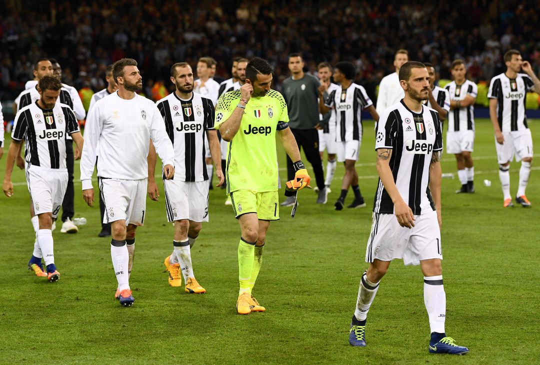  CARDIFF, WALES - JUNE 03: Gianluigi Buffon of Juventus and his team walk off dejected after the UEFA Champions League Final between Juventus and Real Madrid at National Stadium of Wales on June 3, 2017 in Cardiff, Wales.  (Photo by David Ramos/Getty Images) 