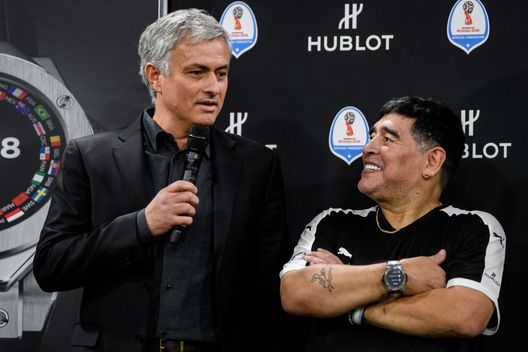 BASEL, SWITZERLAND - MARCH 21: Jose Mourinho and Diego Maradona attend the Match of Friendship by Hublot at Baselworld on March 21, 2018 in Basel, Switzerland. (Photo by Alexander Scheuber/Getty Images For Hublot) Mourinho e quelle telefonate con Maradona: “C’era Maradona ma c’era anche Diego. E Diego mi manca tantissimo”- immagine 2