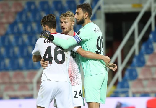 CROTONE, ITALY - SEPTEMBER 27: Gianluigi Donnarumma, Somin Kjaer and Matteo Gabbio of Milan celebrate after the Serie A match between FC Crotone and AC Milan at Stadio Comunale Ezio Scida on September 27, 2020 in Crotone, Italy. (Photo by Maurizio Lagana/Getty Images) CROTONE, ITALY - SEPTEMBER 27: Gianluigi Donnarumma, Somin Kjaer and Matteo Gabbio of Milan celebrate after the Serie A match between FC Crotone and AC Milan at Stadio Comunale Ezio Scida on September 27, 2020 in Crotone, Italy. (Photo by Maurizio Lagana/Getty Images)