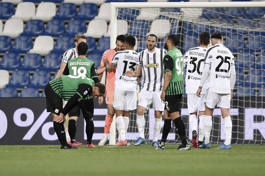 Esultanza di gruppo della Juve al termine del match Esultanza di gruppo della Juve al termine del match