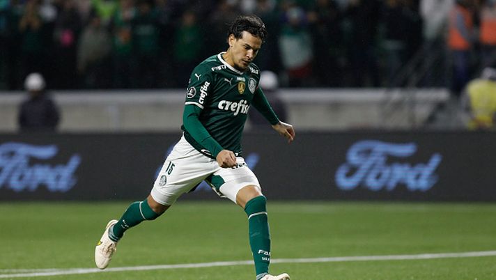 SAO PAULO, BRAZIL - AUGUST 10: Gustavo Gomez of Palmeiras kicks a penalty during a Copa CONMEBOL Libertadores 2022 quarterfinal second leg match between Palmeiras and Atletico Mineiro at Allianz Parque on August 10, 2022 in Sao Paulo, Brazil. (Photo by Ricardo Moreira/Getty Images) Palmeiras-Corinthians, derby paulista fra allenatori portoghesi al top del Brasilerao - immagine 1