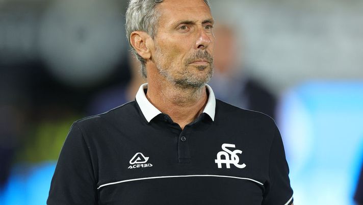 LA SPEZIA, ITALY - AUGUST 27: Luca Gotti manager of Spezia Calcio looks on during the Serie A match between Spezia Calcio and US Sassuolo at Stadio Alberto Picco on August 27, 2022 in La Spezia, Italy. (Photo by Gabriele Maltinti/Getty Images) Spezia, emergenza in attacco per Gotti: Strelec in tribuna, il motivo - immagine 1