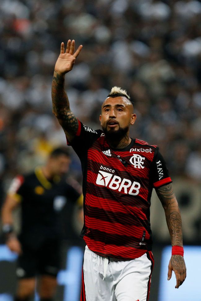 Ex Inter, Vampeta butta sale portafortuna sulla coppa del Brasile nel derby delle Nazioni…- immagine 2