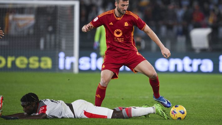 ROME, ITALY - JANUARY 03: AS Roma player Bryan Cristante during the Coppa Italia Round of 16 match between AS Roma and Cremonese at Stadio Olimpico on January 03, 2024 in Rome, Italy. (Photo by Luciano Rossi/AS Roma via Getty Images) Dall’Europeo alla Conference: è Cristante l’altro asso di Coppe - immagine 1
