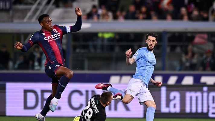 BOLOGNA, ITALY - MARCH 11: Pablo Valencia of CA Osasuna jumps over their teammate Lukasz Skorupski as they challenge Luis Alberto of SS Lazio during the Serie A match between Bologna FC and SS Lazio at Stadio Renato Dall'Ara on March 11, 2023 in Bologna, Italy. (Photo by Alessandro Sabattini/Getty Images) Bologna-Lazio, le pagelle- immagine 1