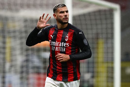 MILAN, ITALY - OCTOBER 04: Theo Hernandez of AC Milan celebrates his goal during the Serie A match between AC Milan and Spezia Calcio at Stadio Giuseppe Meazza on October 4, 2020 in Milan, Italy. (Photo by Marco Luzzani/Getty Images) MILAN, ITALY - OCTOBER 04: Theo Hernandez of AC Milan celebrates his goal during the Serie A match between AC Milan and Spezia Calcio at Stadio Giuseppe Meazza on October 4, 2020 in Milan, Italy. (Photo by Marco Luzzani/Getty Images)