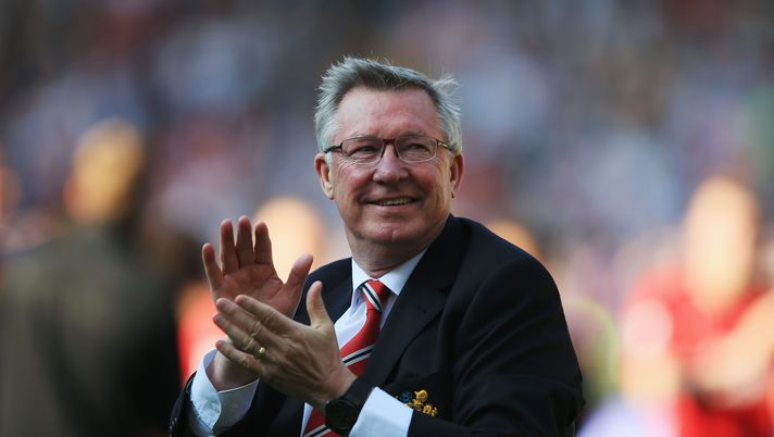 WEST BROMWICH, ENGLAND - MAY 19: Manchester United manager Sir Alex Ferguson applauds the crowd after his 1,500th and final match in charge of the club following the Barclays Premier League match between West Bromwich Albion and Manchester United at The Hawthorns on May 19, 2013 in West Bromwich, England. (Photo by Richard Heathcote/Getty Images) Extra Lazio: Sir Alex Ferguson cerca un ex laziale per il Manchester Utd - immagine 1