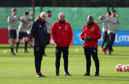 AMSTERDAM, NETHERLANDS - FEBRUARY 12: Erik Ten Hag, Manager of Ajax and assistant coahces Alfred Schreuder and Aron Winter look on during an Ajax training session at Sportpark De Toekomst Johan Cruyff Arena on February 12, 2019 in Amsterdam, Netherlands. (Photo by Dean Mouhtaropoulos/Getty Images) Ajax, Schreuder: “Sappiamo come fermare Kvara. Lobotka e Zielinski sono top player”- immagine 2