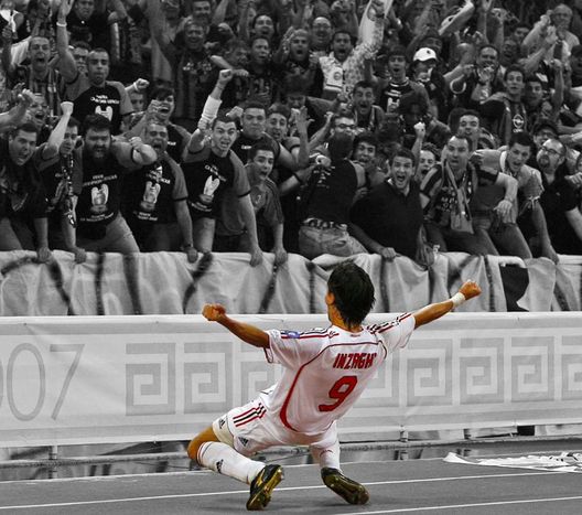 SuperPippo Inzaghi esulta dopo il secondo goal al Liverpool. SuperPippo Inzaghi esulta dopo il secondo goal al Liverpool.